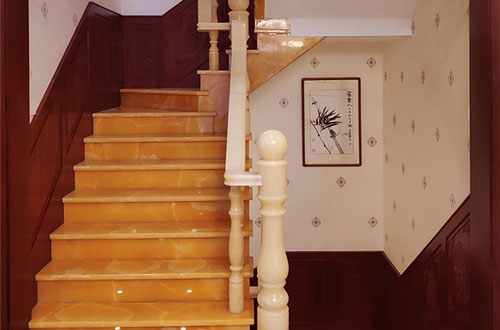 沙依巴克中式别墅室内汉白玉石楼梯的定制安装装饰效果